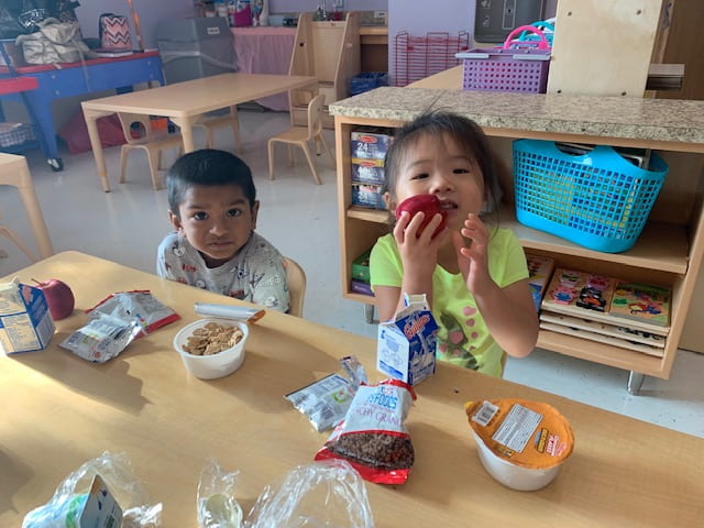children eating a nutritious breakfast in their 3k classroom